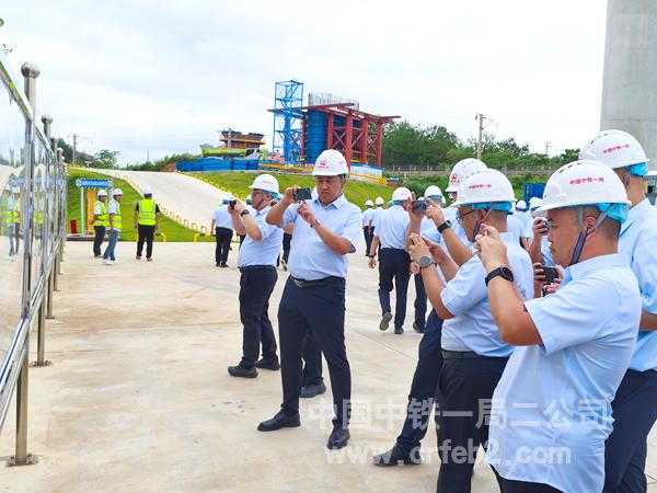 现场观摩大胜山桥梁临近营业线施工工点 (2)